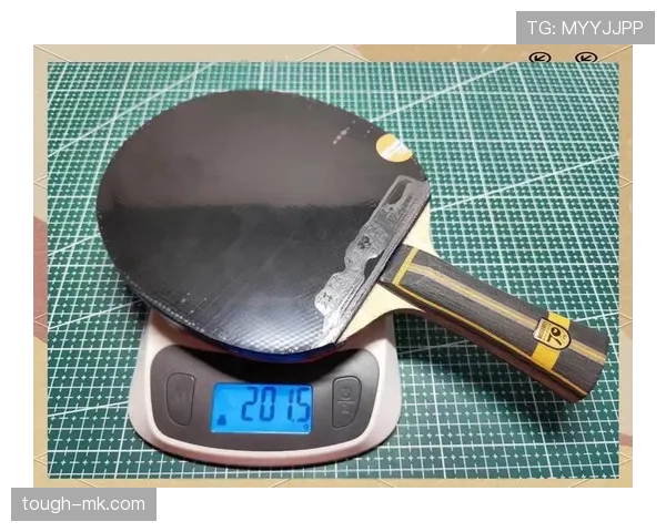 张继科这生活也太有戏了，沙发上名牌包和乒乓球拍随手堆成个小博物馆