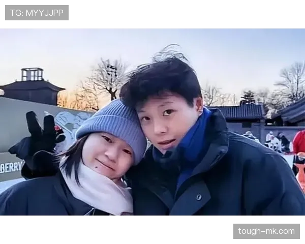 陈艺文家的冰箱里居然塞满了蛋白粉和冰块，连瓶可乐都找不到