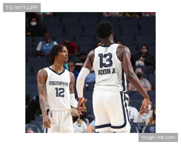 莫兰特家的车库比我家还大，里面停的全是限量款